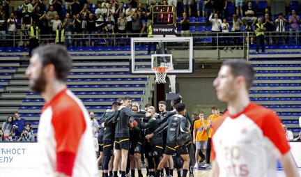 PONOVO HAOS! Navijači Partizana FLAŠOM gađali košarkaše Zvezde... (VIDEO)