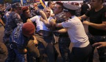 HAOS U JERMENIJI, 50 HOSPITALIZOVANIH nakon sukoba policije i demonstranata kod rezidencije Pašinjana (VIDEO)