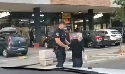 DIVNA SCENA U BEOGRADU! Policajac interventne jedinice 92 drži bakicu za ruku, POMAŽE JOJ DA PREĐE PROMETNU ULICU