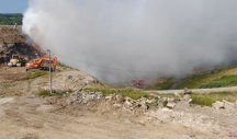 GAŠENJE POŽARA SE OTEŽALO! Vatrogasci na deponiji u Ramićima, širi se gusti dim i smrad (Foto)