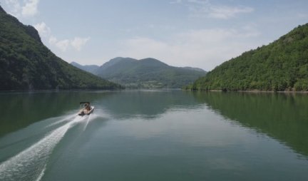 NEVEROVATAN PRIZOR SA PERUĆCA! Srndać preplivao jezero kako bi u susednoj Bosni NAŠAO PARTNERKU! Meštani ih prate čamcima da ne bi nastradali! (VIDEO)