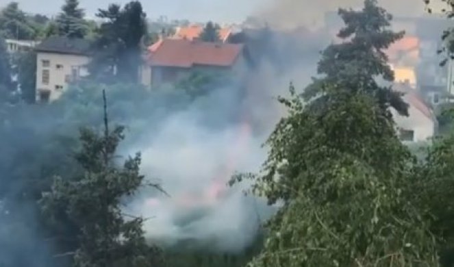 VATRA BUKNULA U ŠKOLSKOM DVORIŠTU! Maturanti izazvali požar na Voždovcu? (FOTO)