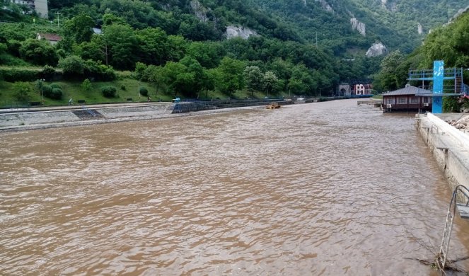 (FOTO) PROBUDILI SE I ŠOKIRALI! KATASTROFA U DOLINI NERETVE! Nevreme potopilo Ploče, 190 litara kiše po metru kvadratnom - to ovde niko ne pamti, jedna pojava u jezeru Birina sve govori