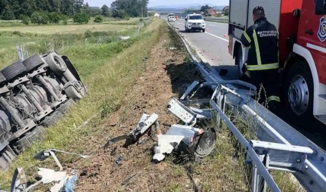 PREVRNUO SE ŠLEPER NA AUTOPUTU "MILOŠ VELIKI"! Vozač prebačen u valjevsku bolnicu, saobraćaj usporen