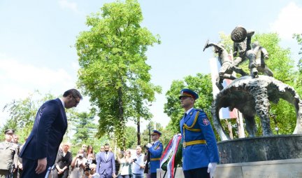 HVALA VAM ŠTO STE ZEMLJU VOLELI VIŠE OD SEBE! Vučić položio venac na Spomenik junacima sa Košara!