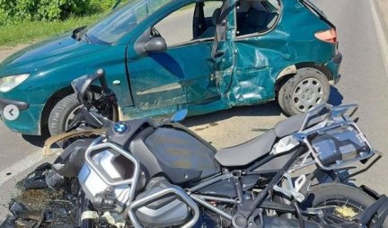DELOVI AUTOMOBILA I MOTORA RASUTI PO PUTU Povređeni u saobraćajnoj nesreći u Loznici HITNO PREBAČENI U BOLNICU! (Foto)
