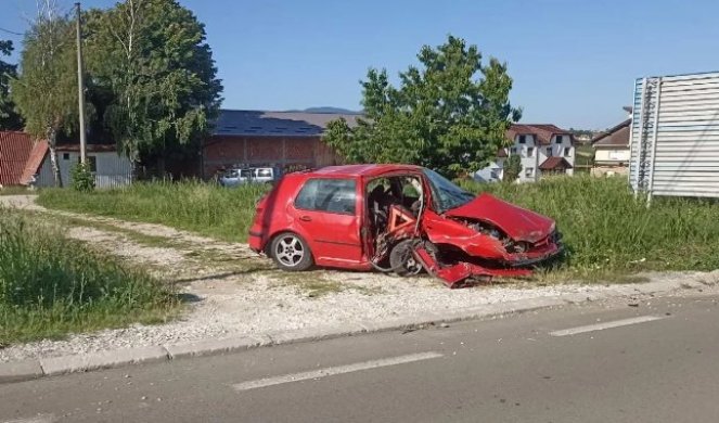 CRNA SERIJA NA PUTEVIMA OKO TOPOLE! Smrskan golf vadili iz kanala, u Belosavcima automobil ZAVRŠIO U KROŠNJI DRVETA