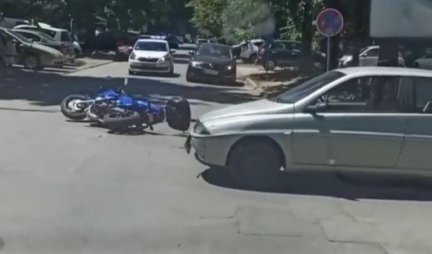 OBOREN MOTOCIKLISTA! Nezgoda u Novom Sadu, MOTOR OSTAO NASRED RASKRSNICE (FOTO)