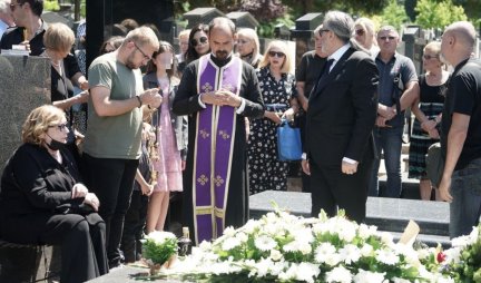 MAJCI VIDOJA RISTOVIĆA POZLILO NA POMENU SINA?! Drama na Novom groblju, odmah joj je ukazana pomoć?!