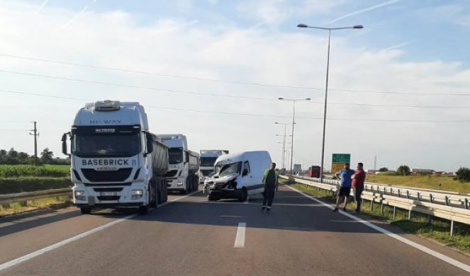 KOMBIJEM SE ZAKUCAO U KAMION NA OBILAZNICI OKO BEOGRADA! Vozač teško povređen, stvaraju se kolone u smeru ka Ostružnici... (Foto)