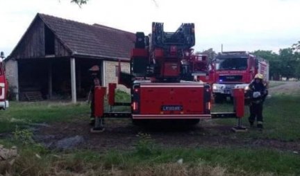 POŽAR U ČENEJU! Veliki broj vatrogasaca na terenu, zapalio se pomoćni objekat (FOTO)