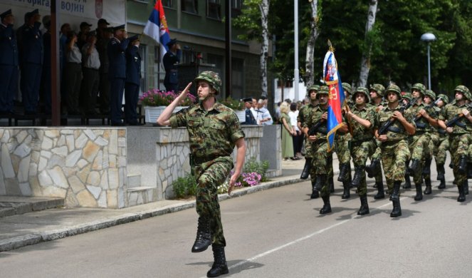 SVEČANI DEFILE I PRIKAZ NAORUŽANJA I VOJNE OPREME! (FOTO)