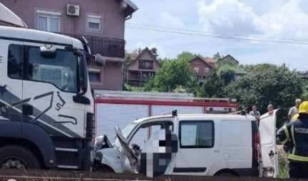 KOMBIJEM PODLETEO POD KAMION KOD SMEDEREVA Jedna osoba na mestu ostala mrtva (Foto)