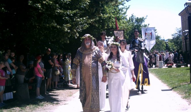 VENČALI SE PO SREDNJEVEKOVNIM OBIČAJIMA! Snežana i Siniša iz Kanade došli u Lazarev grad da izgovore sudbonosno "da" (FOTO)