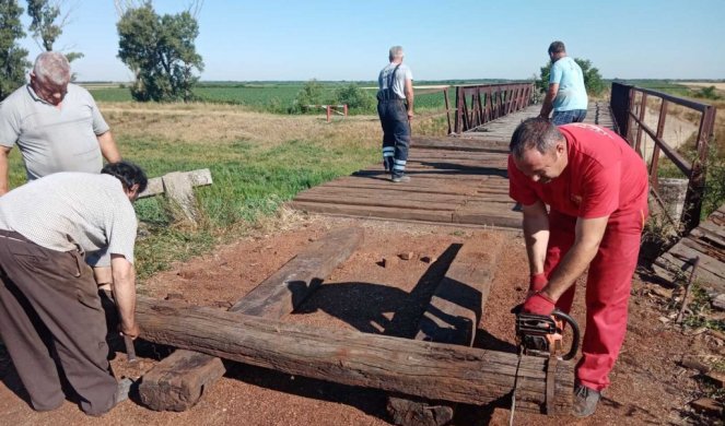 OPET "RADI" STARI MOST PREKO BEGEJA! Meštani uzeli stvar u svoje ruke, sami prikupili NOVAC I ALAT ZA POPRAVKU (FOTO)