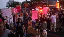 GORI AMERIKA! Širom zemlje protesti zbog odluke Vrhovnog suda o pobačaju, policija bacila suzavac, zatvaraju se klinike! (FOTO, VIDEO)