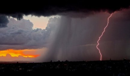 RHMZ izdao hitno upozorenje za Beograd! Grmljavina, olujni vetar i mnogo kiše - Evo kada stižu velike nepogode!