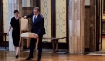 (Video) Dajte stolicu za Anu! Ne, ne, čekajte ja ću! Predsednik Vučić objavio snimak, još jednom pokazao koliki je kavaljer!