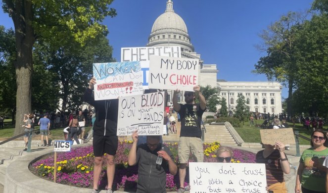 (FOTO+VIDEO) AMERIKA NA NOGAMA, PROTESTI SE NASTAVLJAJU! Hiljade ljudi izašlo na ulice SAD - susreli se protivnici i pristalice zabrane abortusa!