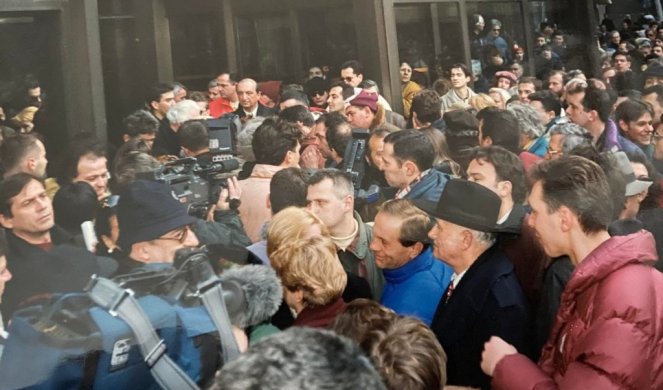 PONOSAN SAM NA SVOG DRUGA ALEKSANDRA! Vesić podelio fotografiju predsednika Vučića sa protesta tokom devedesetih godina