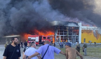 RUSIJA TVRDI: Eksplozija zapadnog oružja izazvala požar u nefunkcionalnom tržnom centru u Kremenčugu