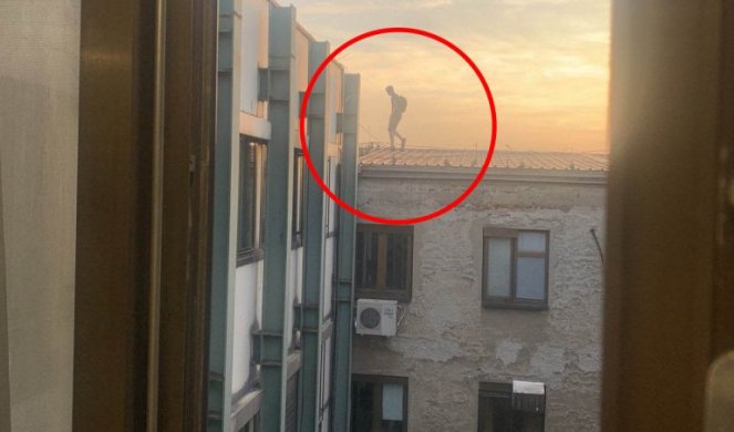 ŠTA TO RADIŠ, ČOVEČE?! Mladić šeta po krovu zgrade u centru Beograda, žena vrisnula od šoka kada ga je ugledala! (Foto)