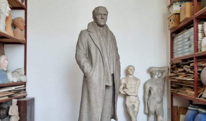 POČINJE ODLIVANJE! Vesić posetio vajara Miloša, ovako napreduju radovi na spomeniku Crnjanskom