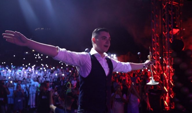 Pobednik "Zvezda Granda" održao koncert u Tešnju