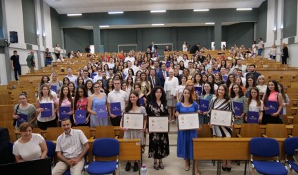 Ministar Udovičić podelio stipendije najboljim studentima Univerziteta u Kragujevcu! Biti stipendista Fonda za mlade talente znači biti najbolji