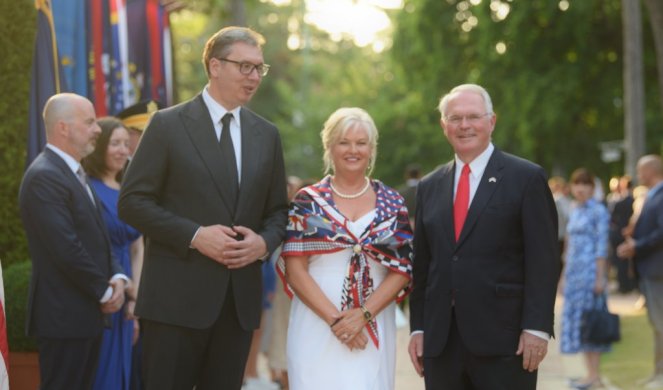 PREDSEDNIK VUČIĆ NA SVEČANOM PRIJEMU U AMBASADI SAD! U rezidenciji američkog ambasadora na Dedinju obeležen Dan nezavisnosti (FOTO)
