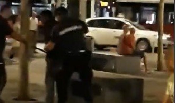 STRAŠNO! Muškarac u centru Beograda vitlao nožem i vikao:"DA GA UBIJEM! NOŽ!" (VIDEO)