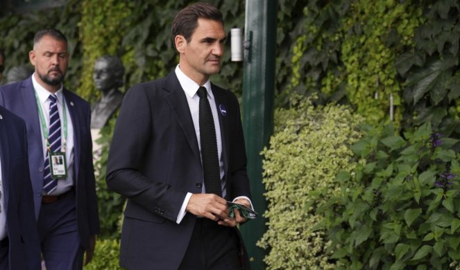 SVI U ŠOKU! Rodžer Federer na Vimbldonu! Stigao je na vreme, da gleda šampiona Novaka! (FOTO)