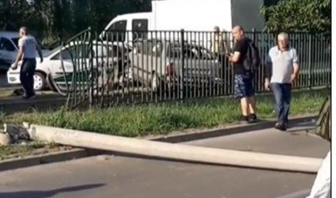 ODVALIO BANDERU RASVETE, PA ULETO U PRAKIRANA VOZILA! Mladić i devojka povređeni, detalji nezgode u Zemun Polju (VIDEO)