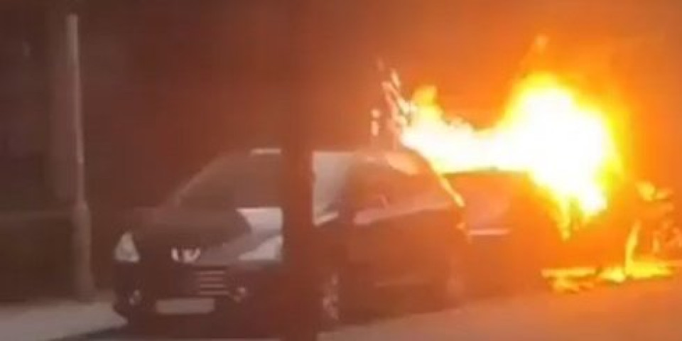 ZAPALIO SE AUTOMOBIL NA VRAČARU! Vatrogasci na licu mesta, gust, crni dim se nadvio nad ovim delom grada (VIDEO)