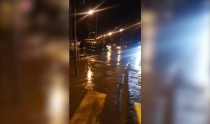 VOZILA STALA, PEŠACI NEMAJU KUD! Potop na Novom Beogradu! (Video)
