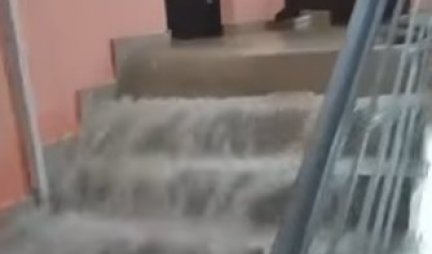 APOKALIPTIČNA SCENA U ZGRADI U ZEMUNU! Voda šiklja niz stepenice, prizemlje poplavljeno! (Video)