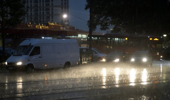 Prilagodite brzinu i pažljivo vozite! Kiša napravila haos u saobraćaju, a u ovim delovima Srbije mogući i odroni