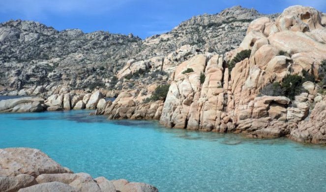 ČAROBNA PLAŽA KOJU SME DA POSETI SAMO 60 LJUDI DNEVNO! Skriveni biser Mediterana - raj za turiste koji uživaju u plivanju i ronjenju (Foto/Video)