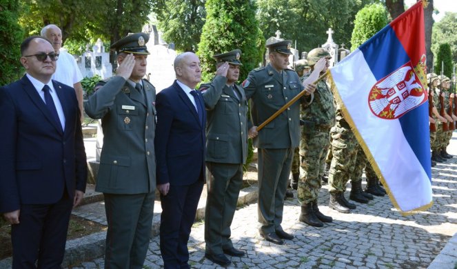 POČAST VELIKOM SRPSKOM VOJSKOVOĐI! Delegacije Vojske Srbije i ministarstava položile vence na grob generala Jankovića (Foto)