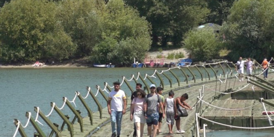 Završena sezona kupanja na Dunavu! Rasklopljen pontonski most do plaže Lido!