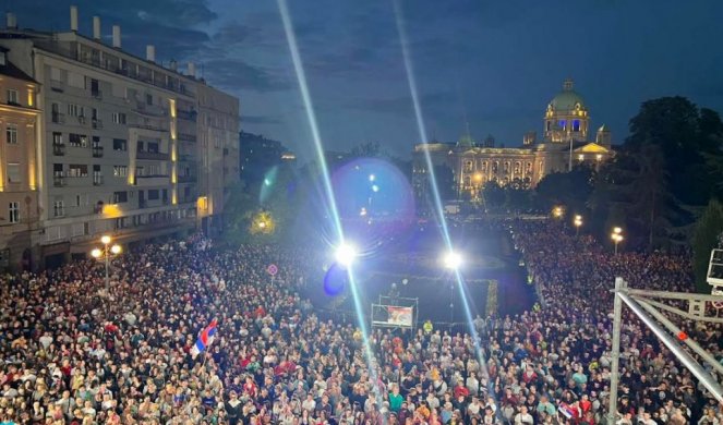 NA BALKONU LUDNICA, NOVAČE, GDE SI?! Cika, vriska, Đoković treba da stigne svakog trenutka! (VIDEO)