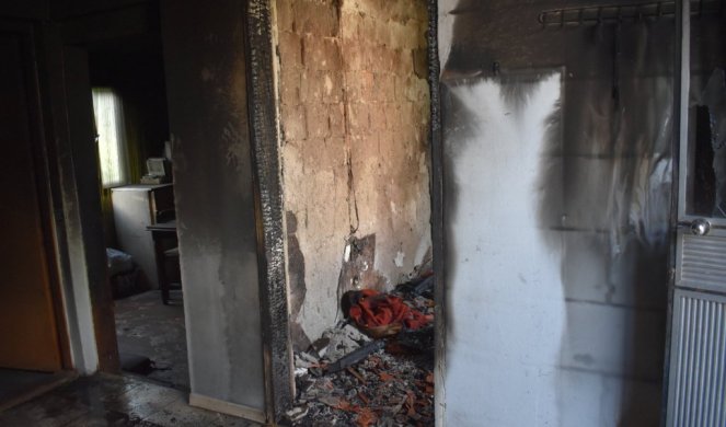 POŽAR U DOBANOVCIMA! Zapalila se kuća, policajci izvukli iz sobe u plamenu starijeg muškarca SEKUND KASNIJE EKSPLODIRALA BOCA (FOTO)