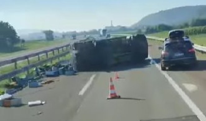 IZ PREVRNUTOG KAMIONA KOŠNICE SE RASULE PO AUTOPUTU! Jedna osoba povređena u sudaru teretnog i putničkog vozila!