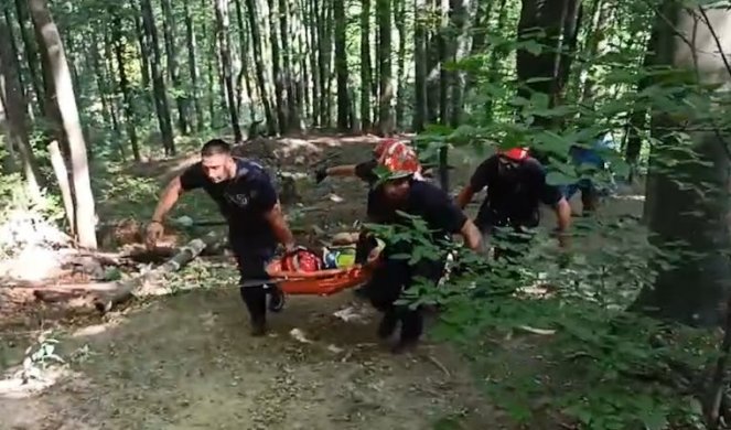 DRAMA NA FRUŠKOJ GORI!  Vatrogasci  iz duboke rupe izvukli osobu koja je u nju upala na putu za BRDO VIZIRAK