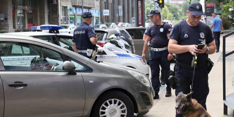 ČETA VODIČA PASA MUP! U okviru redovnih aktivnosti proveravali parkirana vozila u centru Beograda GRAĐANI POSUMNJALI U DOJAVU O BOMBI(FOTO)