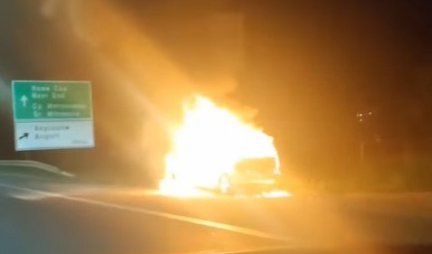 POTPUNO IZGOREO! Na auto-putu kod aerodroma "Nikola Tesla" izbio požar na automobilu