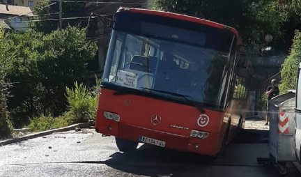 HOROR U UŽICU! Autobus propao kroz asfalt u ulici gde je pukla vodovodna cev (FOTO)