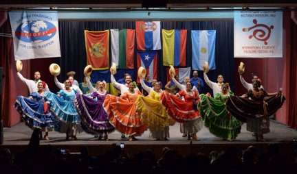 GOSTI STIGLI ČAK IZ MEKSIKA! U Vladičinom Hanu i Nišu počeo  Međunarodni studentski festival folklora