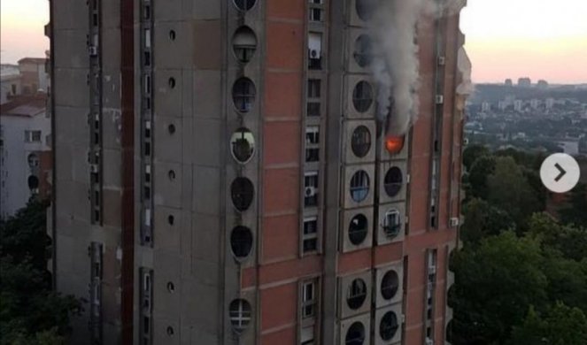 ( FOTO/VIDEO) VELIKI POŽAR NA VIDIKOVCU! Izgoreo stan u zgradi, POGINULA JEDNA OSOBA!