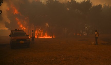 (VIDEO) VATROGASCI U LAVOVSKOJ BORBI PROTIV ČETIRI ŠUMSKA POŽARA U GRČKOJ! Evakuisano više od 450 ljudi, zapalila se jedna kuća!